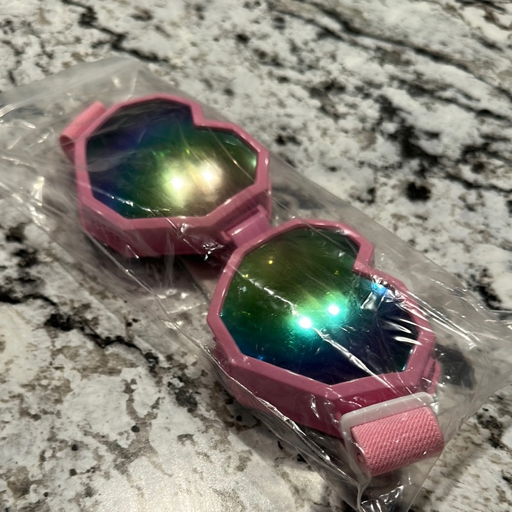 Pink Heart-Shaped Ski Goggles - Picture 5 of 6